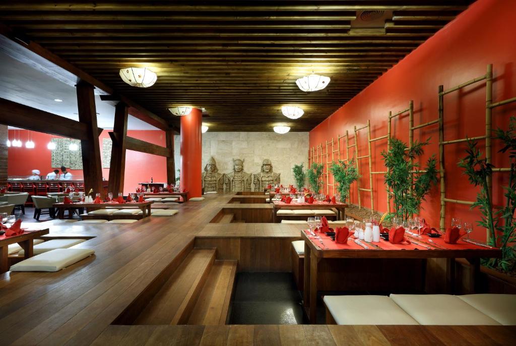 Restaurace v ubytování The Signature Level at Grand Palladium Imbassaí Resort & Spa