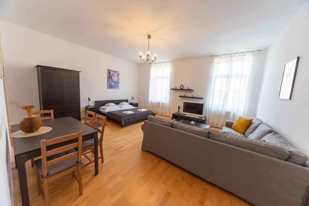uma sala de estar com um sofá e uma mesa em Lakeside Heritage Apartment em Balatonfüred