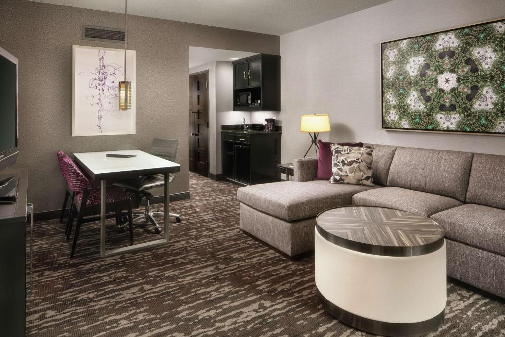 Embassy Suites by Hilton Crystal City National Airport - Doble Suite: Accesible Para La Audición