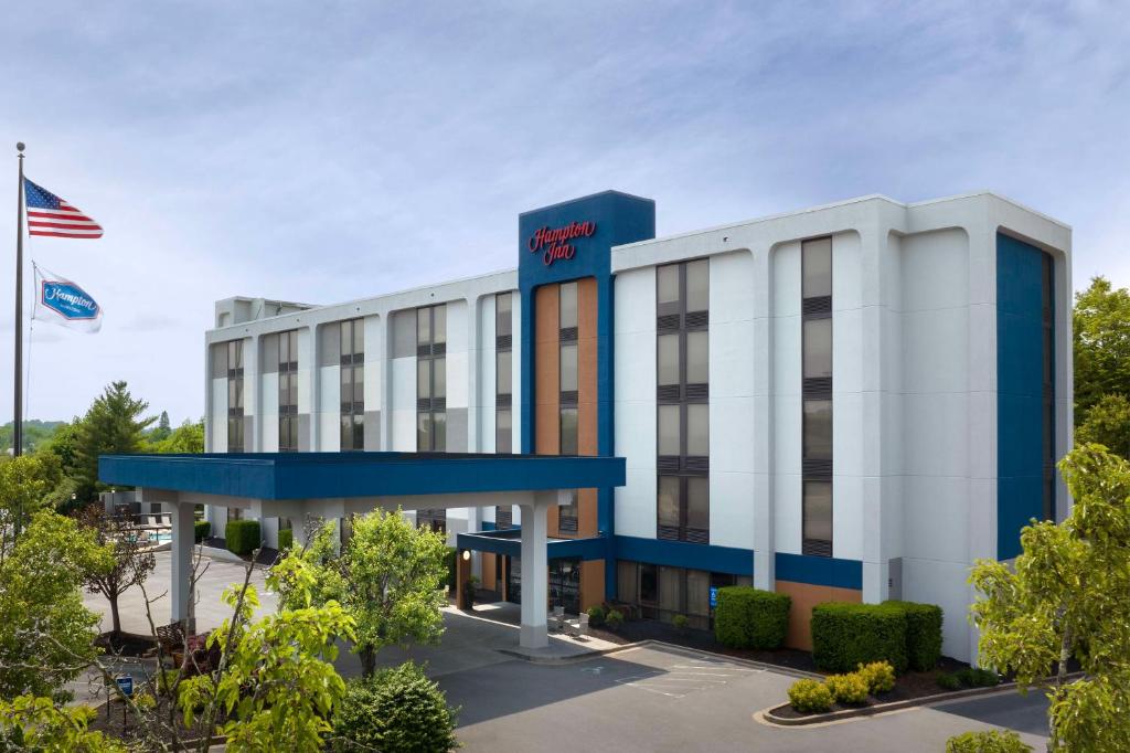 un edificio de oficinas con una bandera americana delante de él en Hampton Inn Beckley, en Beckley