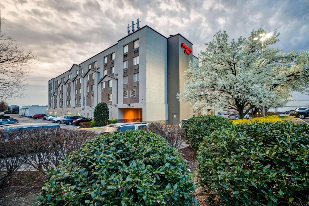 a hotel with bushes in front of a building at Hampton Inn Baltimore/Glen Burnie in Glen Burnie