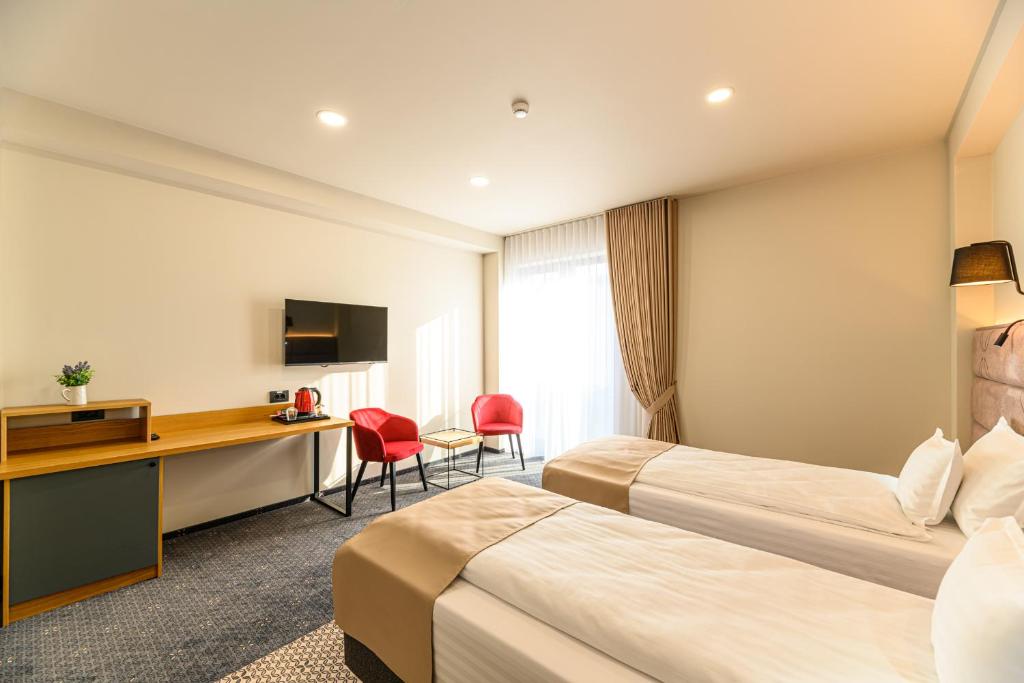 Hotel DUKAT - Sala Gemela Ejecutiva (2 Adultos + 1 Niño)