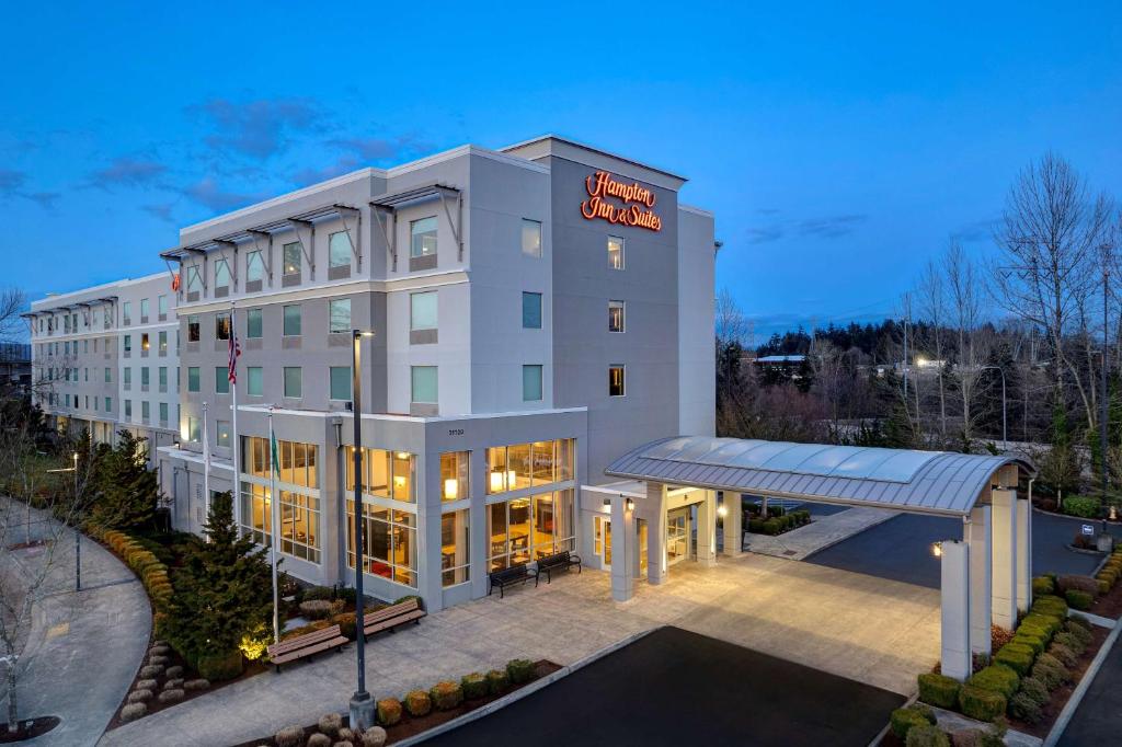 - un grand bâtiment blanc avec un panneau dans l'établissement Hampton Inn & Suites Seattle/Federal Way, à Federal Way