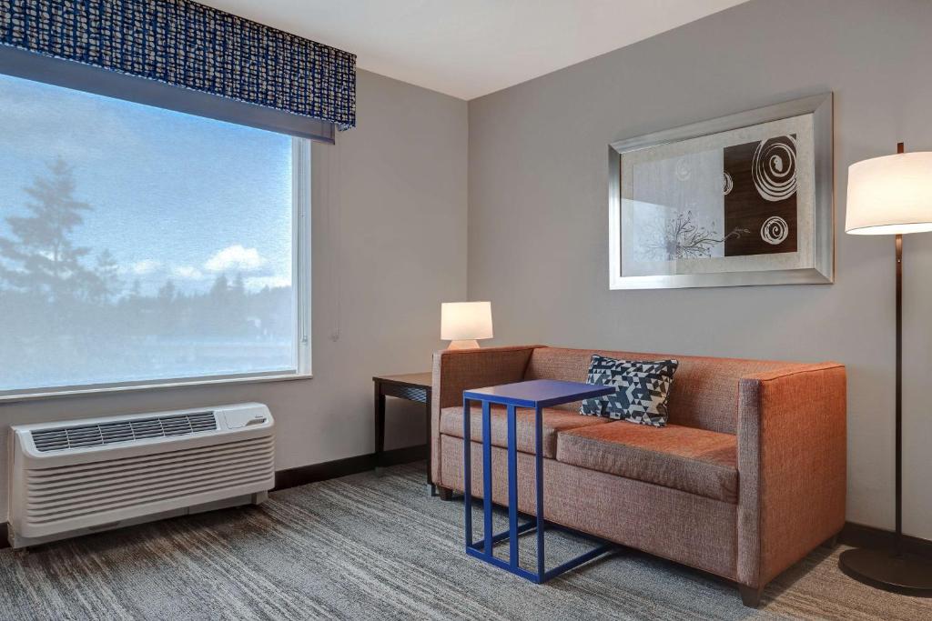 Hampton Inn & Suites Seattle/Federal Way - King Room With Sofa Bed And Study - Non-Smoking