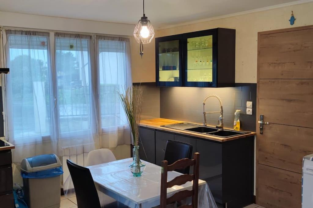 - une cuisine avec une table et un évier dans l'établissement Studio la 
