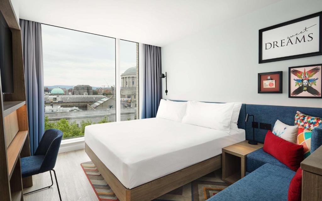 Postel nebo postele na pokoji v ubytování Hampton By Hilton Dublin City Centre
