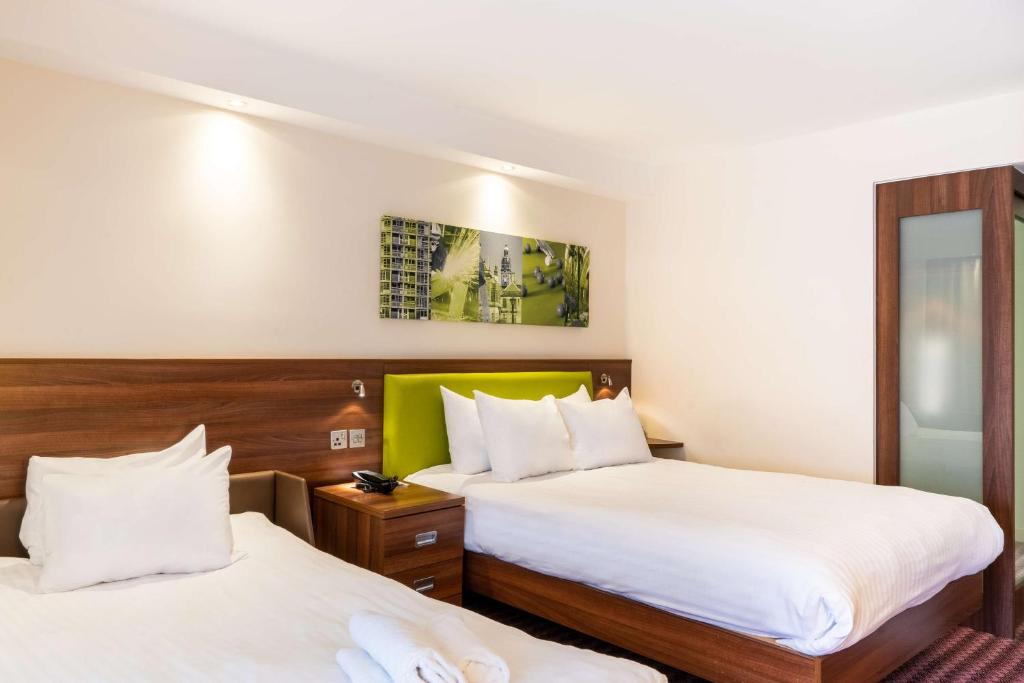 Postel nebo postele na pokoji v ubytování Hampton by Hilton Sheffield