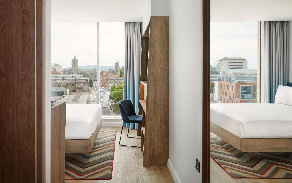 Postel nebo postele na pokoji v ubytování Hampton By Hilton Dublin City Centre
