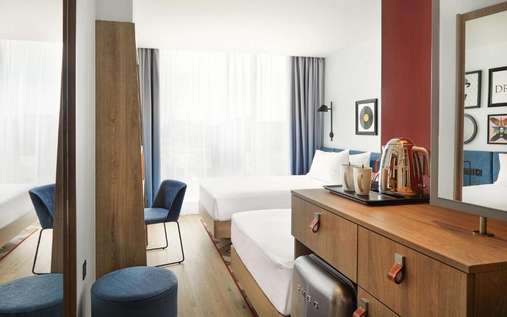 Postel nebo postele na pokoji v ubytování Hampton By Hilton Dublin City Centre