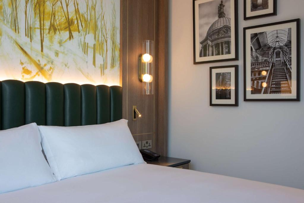 Postel nebo postele na pokoji v ubytování Hilton Dublin Kilmainham