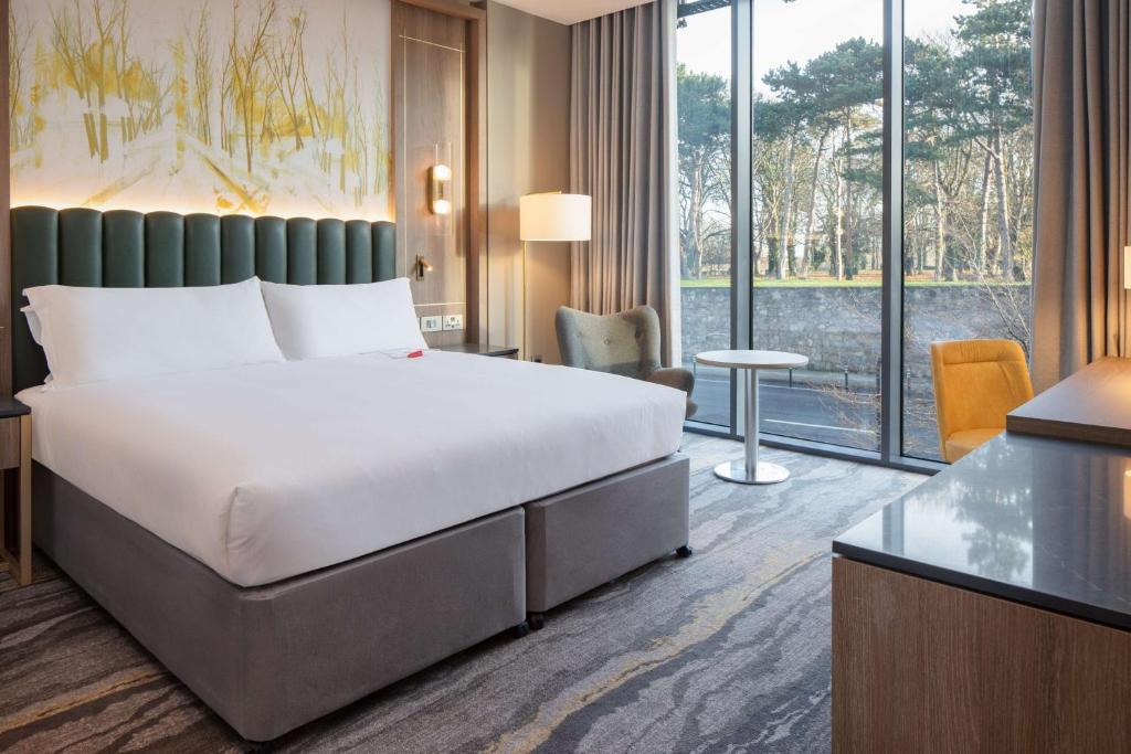 Postel nebo postele na pokoji v ubytování Hilton Dublin Kilmainham