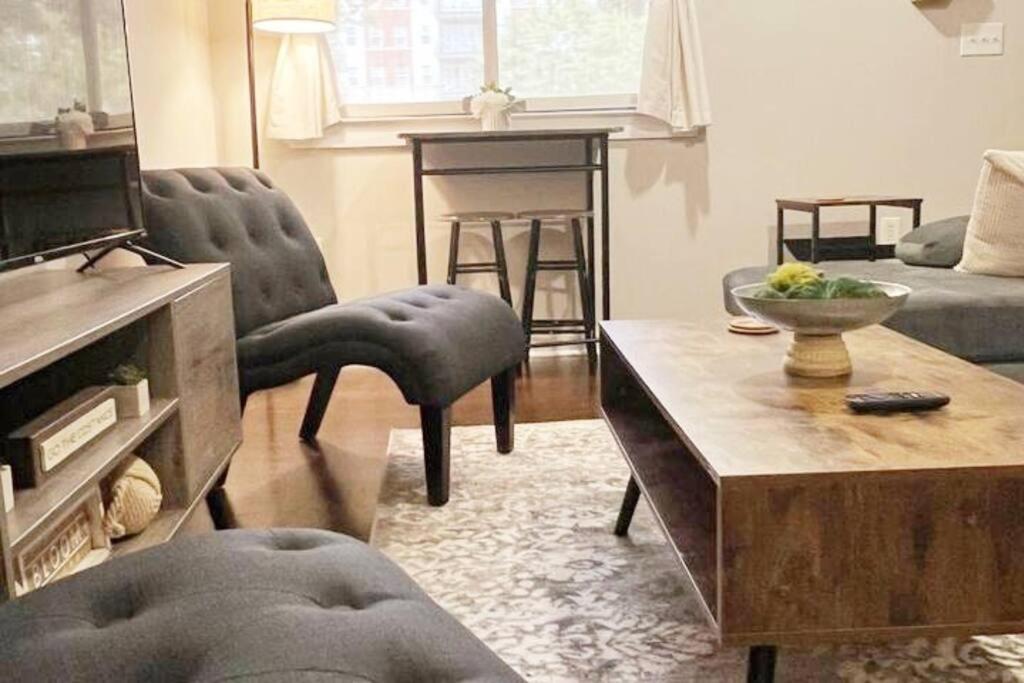 Una sala de estar con un sofá y una mesa de café. en Studio Townhouse in Uptown King Bed-Wi-Fi-Full Kitchen- Washer & Dryer, en Charlotte