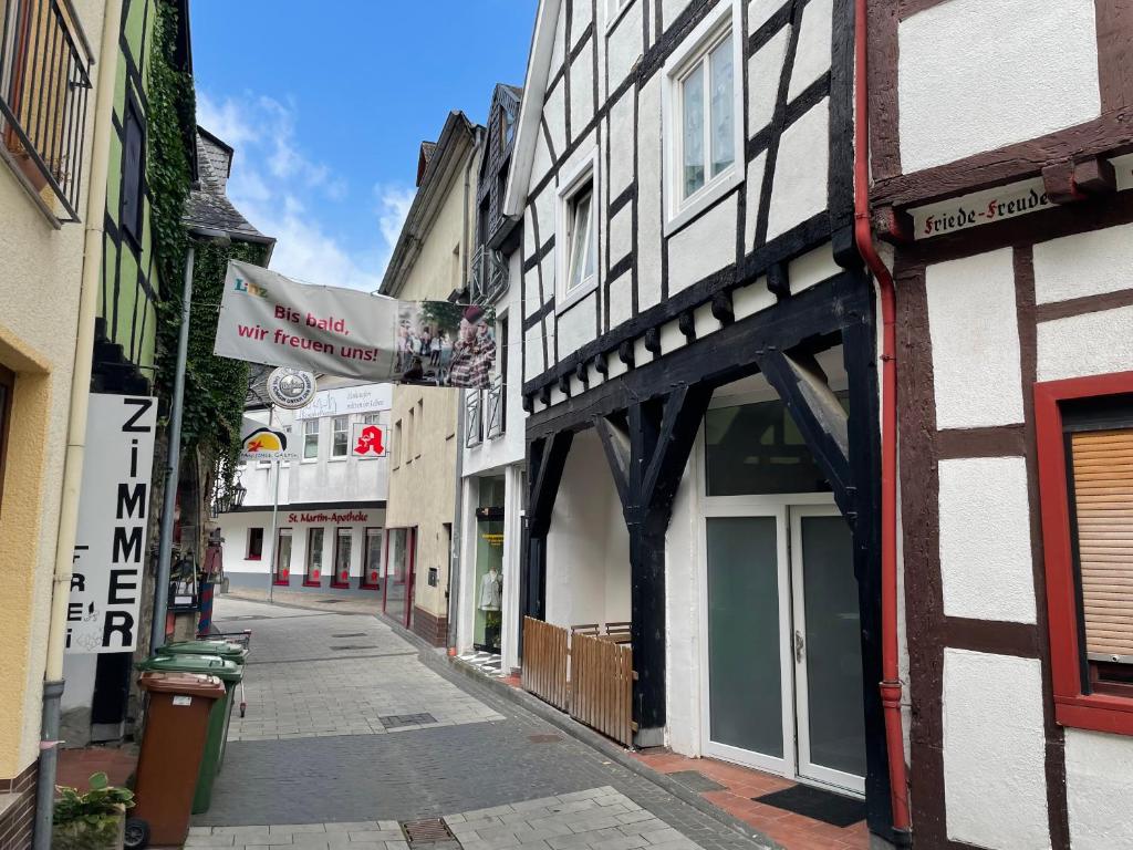 una calle vacía en una ciudad con edificios en Schöne Wohnung mitten in Linz, en Linz am Rhein