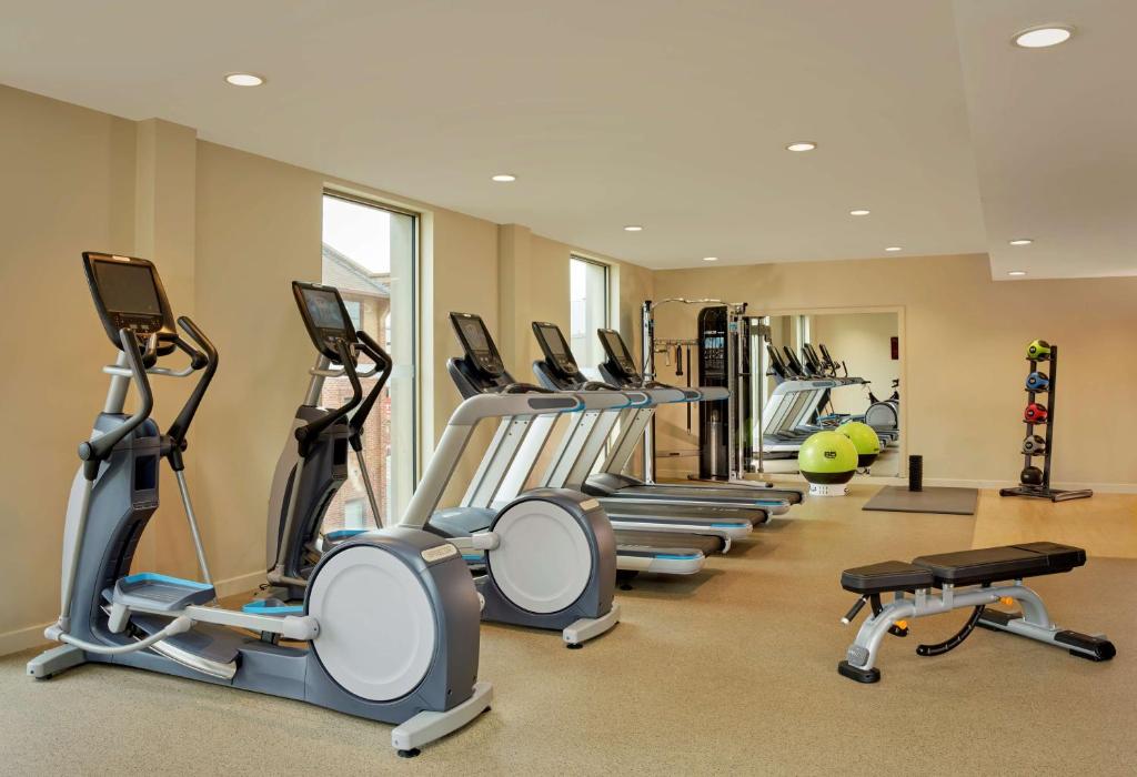 Fitness centrum a/nebo fitness zařízení v ubytování Doubletree By Hilton Hull