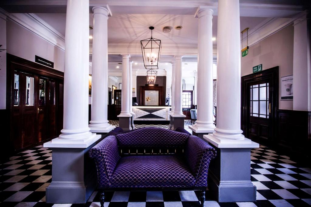 Posezení v ubytování DoubleTree by Hilton Cheltenham-Cotswolds