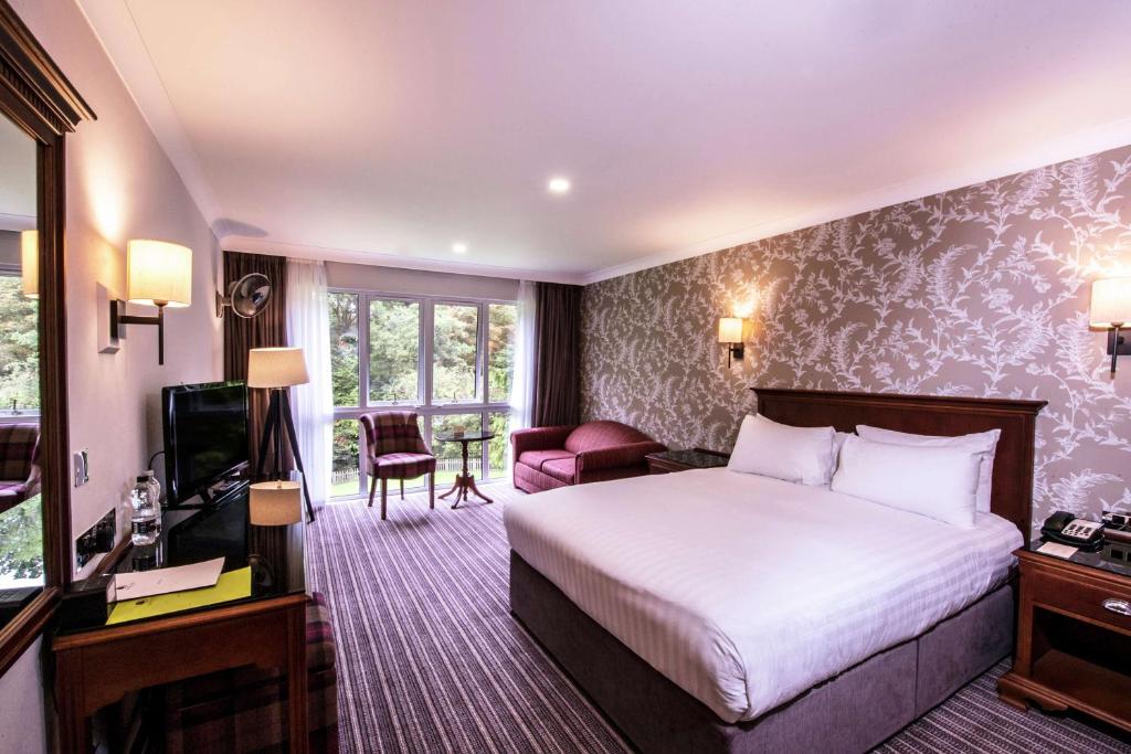 Postel nebo postele na pokoji v ubytování DoubleTree by Hilton Cheltenham-Cotswolds