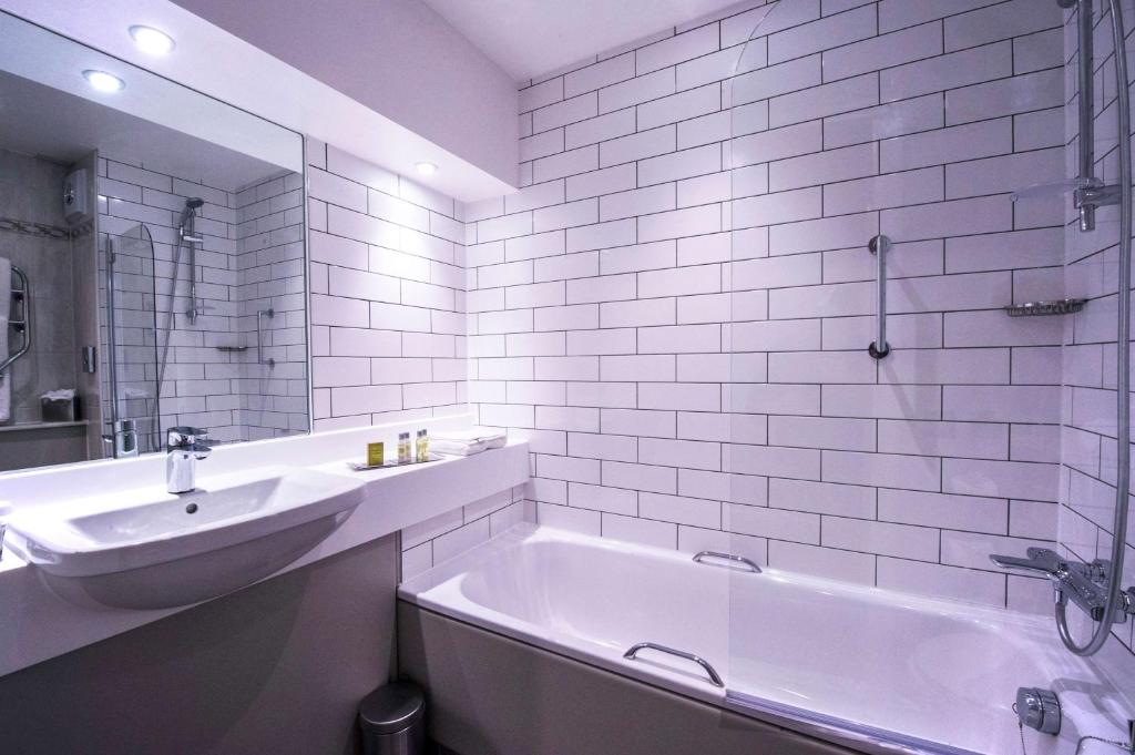 Koupelna v ubytování DoubleTree by Hilton Cheltenham-Cotswolds