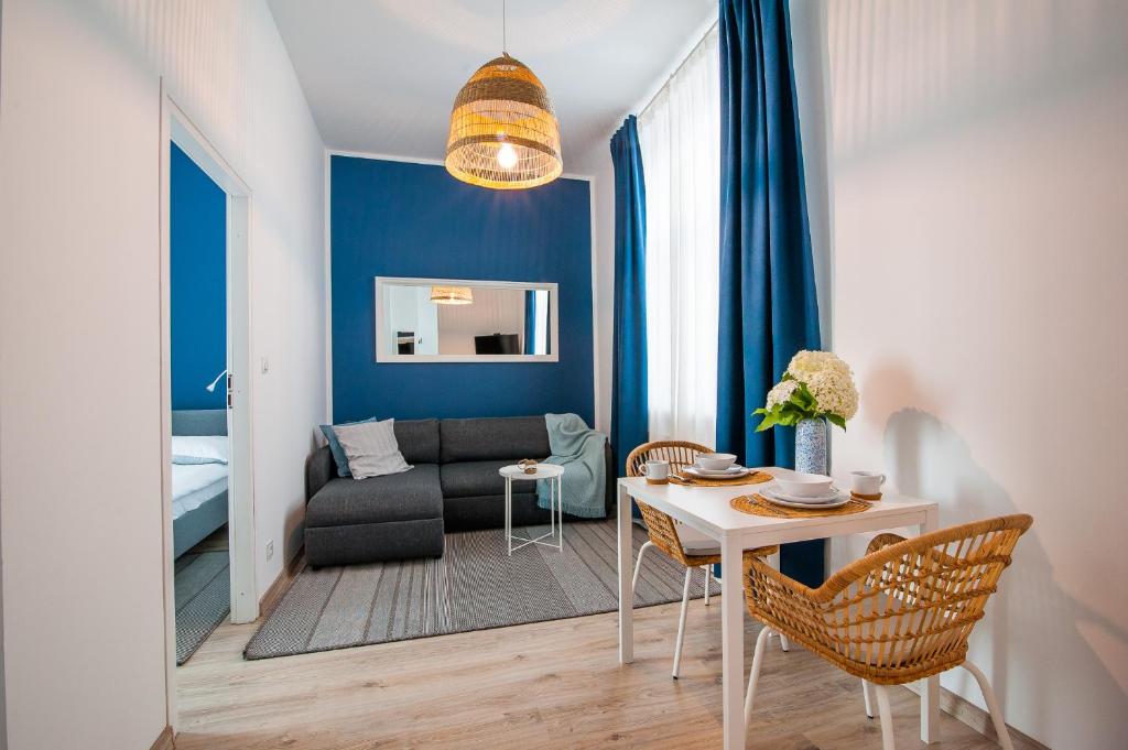 una sala de estar con un sofá y una mesa en Apartamenty Emilia, en Gniezno
