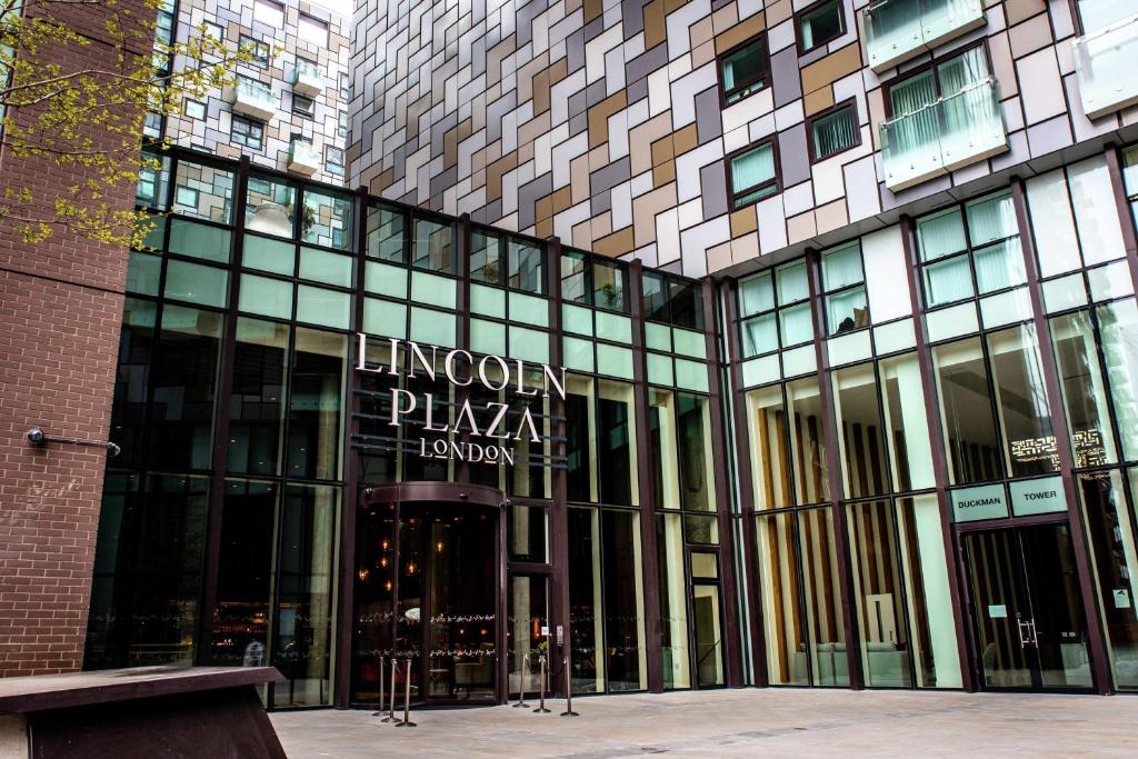un edificio con un cartel en la parte delantera en Lincoln Plaza Hotel London, Curio Collection By Hilton, en Londres
