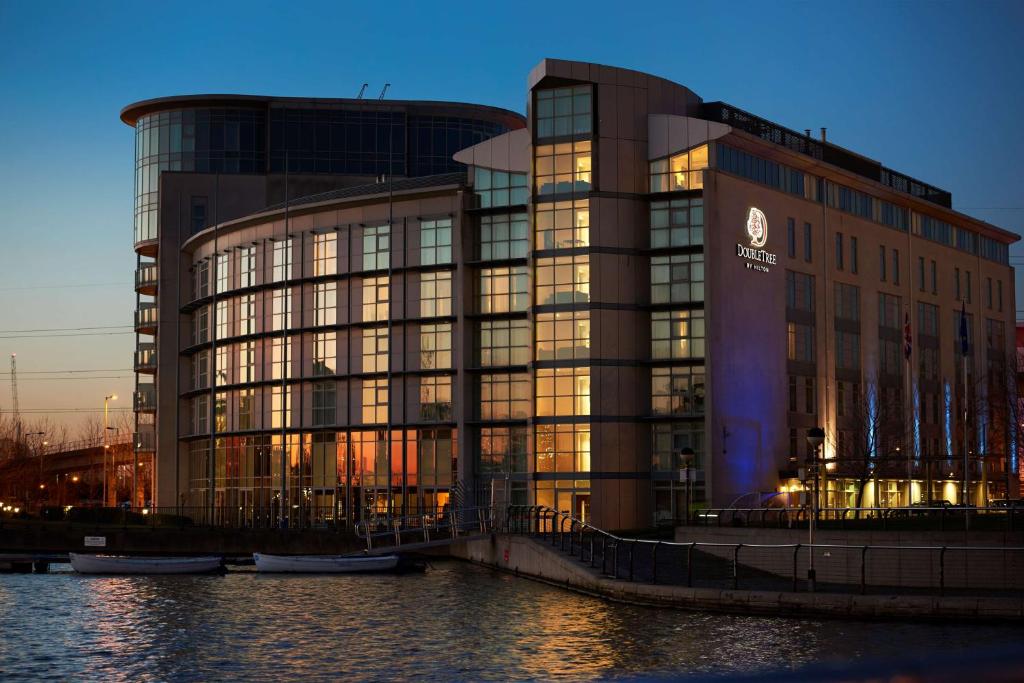 Výhled na řeku, která protéká v blízkosti hotelu