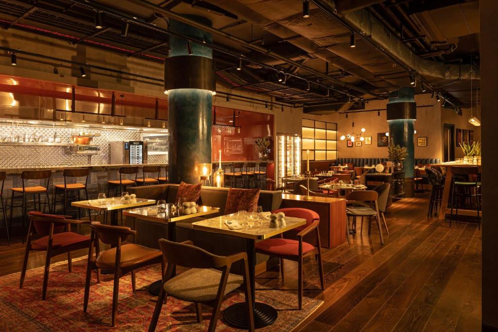 The Gantry London, Curio Collection By Hilton - Resim 8