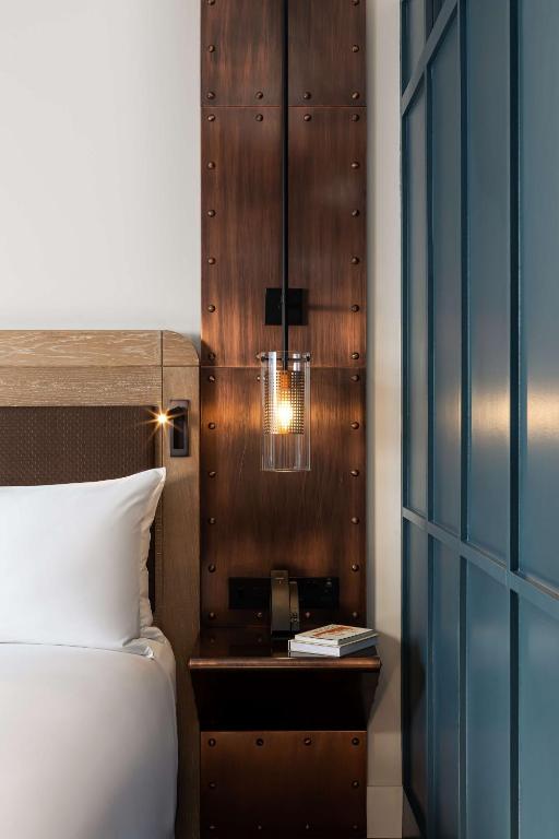 The Gantry London, Curio Collection By Hilton - Deluxe King Room