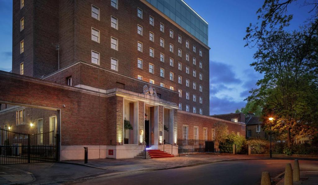 un grand bâtiment en briques avec un bâtiment dans l'établissement Doubletree By Hilton London - Greenwich, à Londres