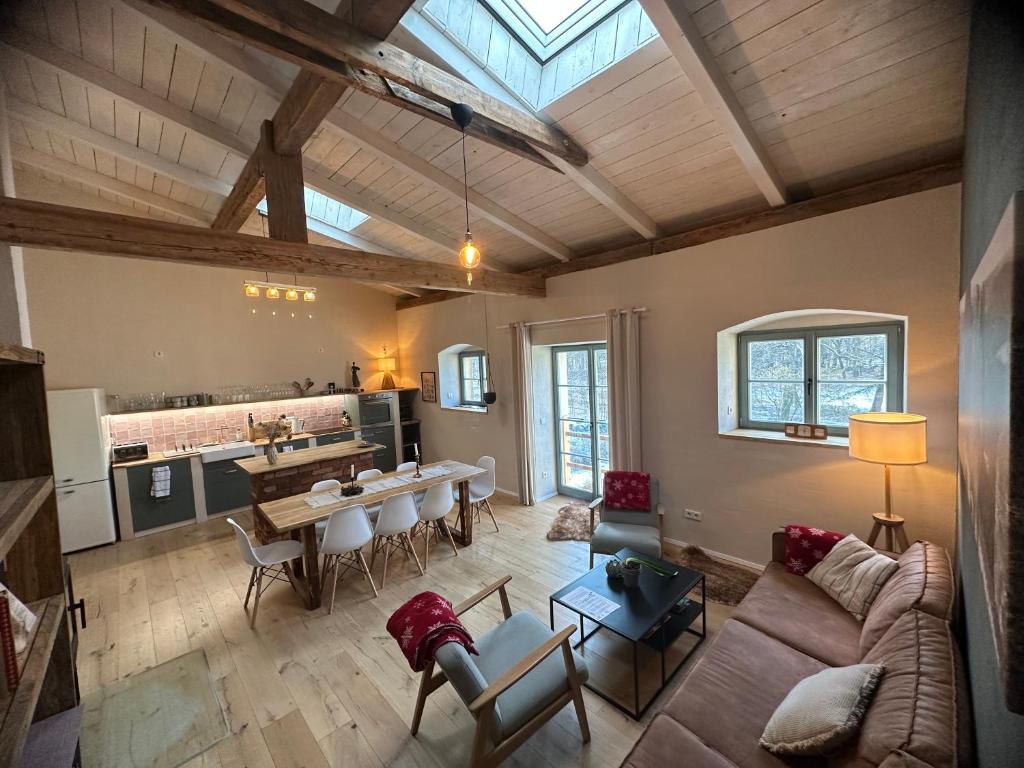 ein Wohnzimmer mit einer Couch und einem Tisch in der Unterkunft Alte Brennerei Schloss Zehista OG Akelei in Pirna