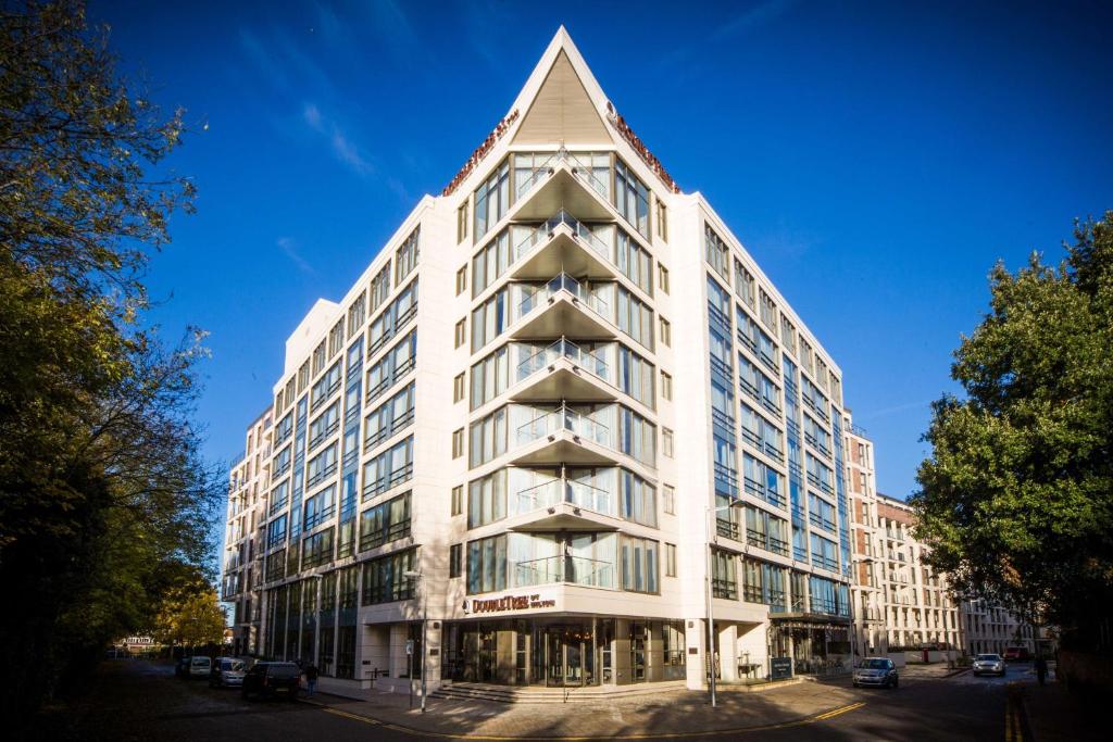 um grande edifício branco com um telhado pontudo em DoubleTree by Hilton London Kingston Upon Thames em Kingston upon Thames
