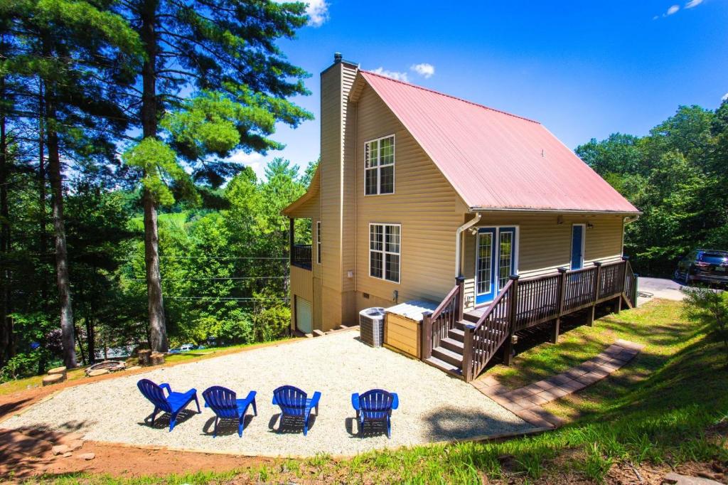 un groupe de chaises bleues devant une maison dans l'établissement Smokies Hill Top Cabin Mountain Views 2 miles to Town Pet Friendly, à Franklin