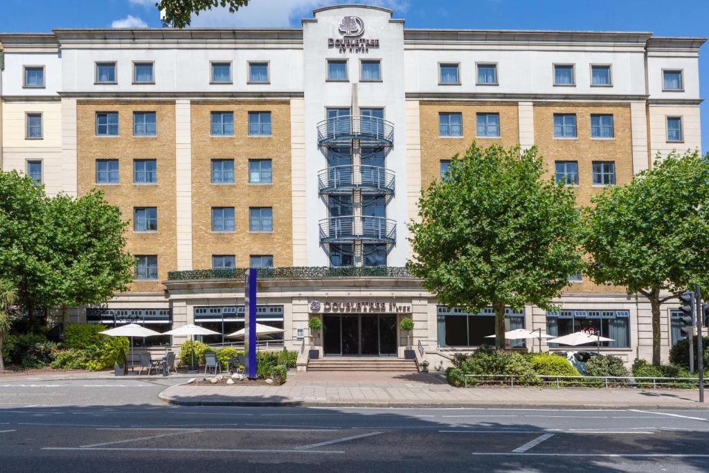 une représentation de l'avant d'un hôtel dans l'établissement DoubleTree by Hilton London Angel Kings Cross, à Londres