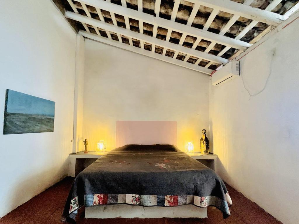 ein Schlafzimmer mit einem Bett in einem weißen Zimmer in der Unterkunft Casa La Escondida Tlacotalpan in Tlacotalpan