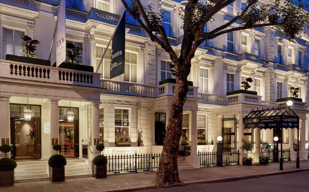 100 Queen’s Gate Hotel London, Curio Collection by Hilton في لندن: مبنى ابيض كبير امامه شجرة