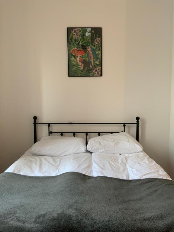 un letto in una camera da letto con una foto sul muro di Śródmieście a Wałbrzych