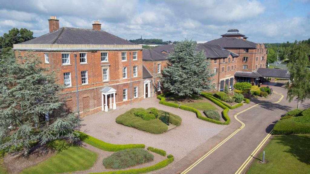 una vista aérea de un gran edificio de ladrillo en DoubleTree by Hilton Stoke-on-Trent, United Kingdom en Stoke on Trent