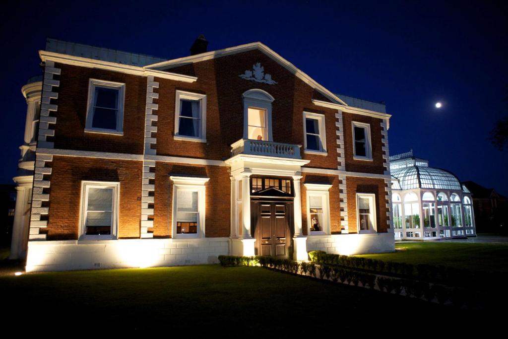 een groot bakstenen gebouw 's nachts met de maan in de lucht bij DoubleTree by Hilton Chester in Chester