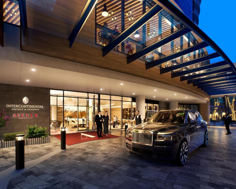 une voiture de luxe garée devant un bâtiment dans l'établissement InterContinental Hotels Bellevue at the Avenue, an IHG Hotel, à Bellevue