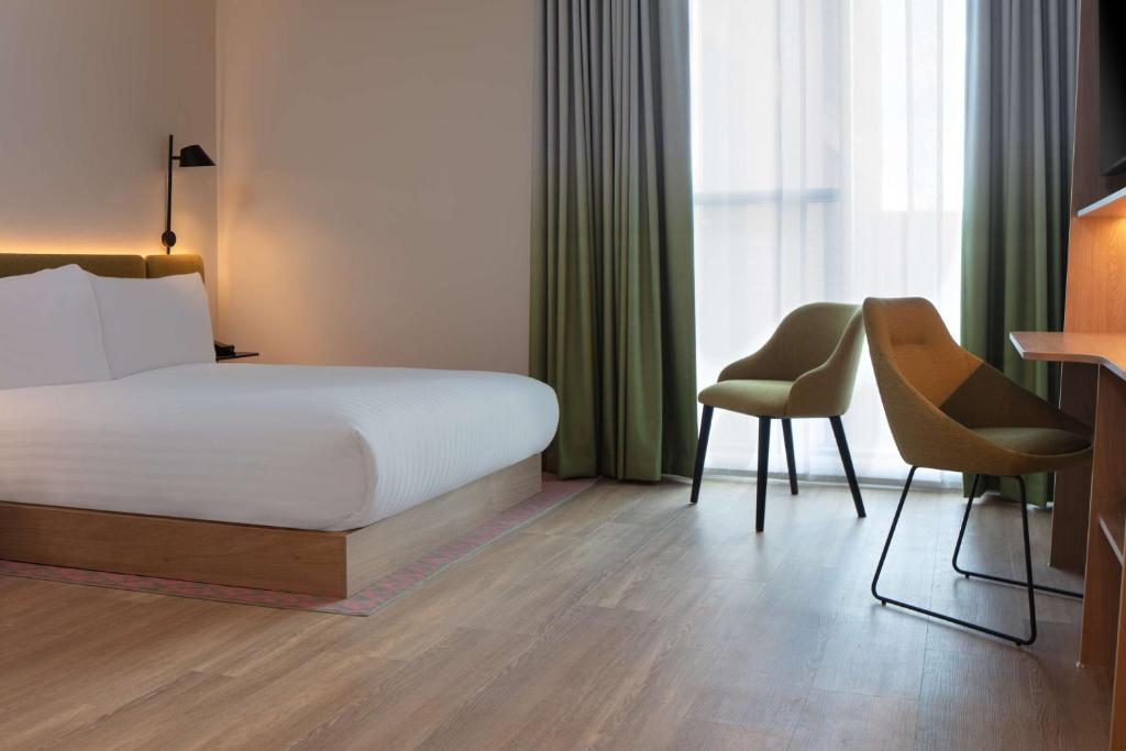 Hampton by Hilton York Piccadilly - Queen Room - Mobility Access