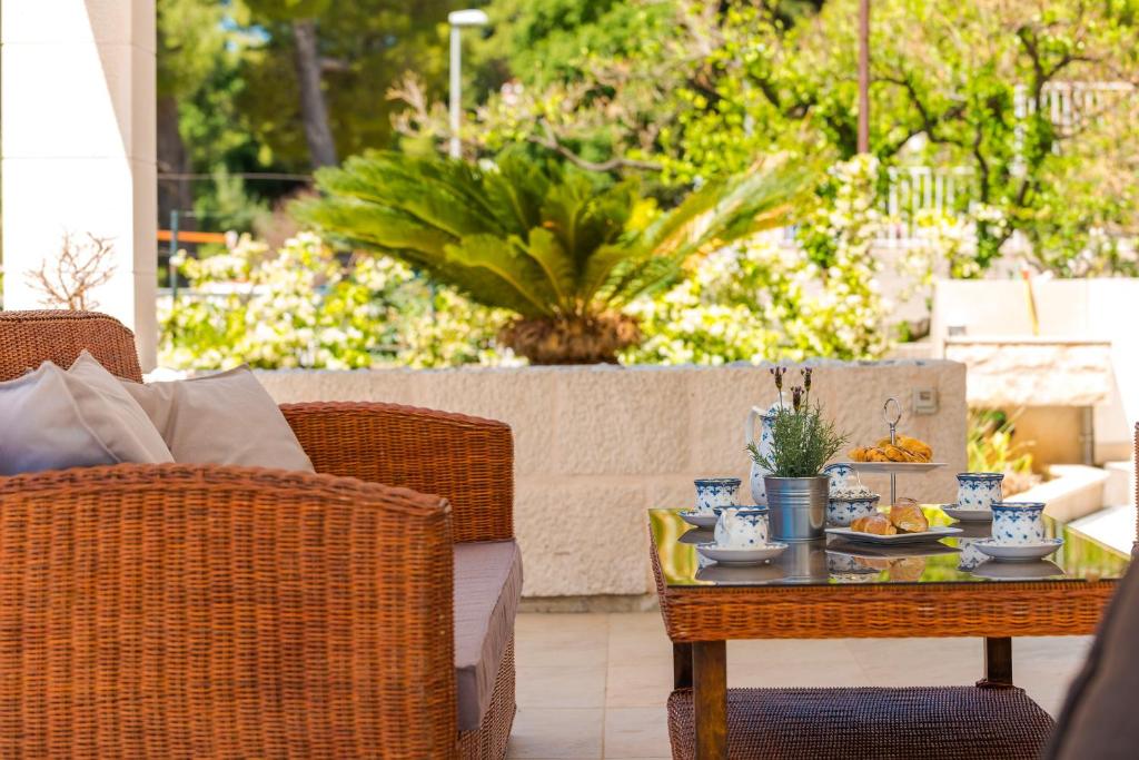 Posedenie v ubytovaní Villa Mlini with private Pool and Sea view
