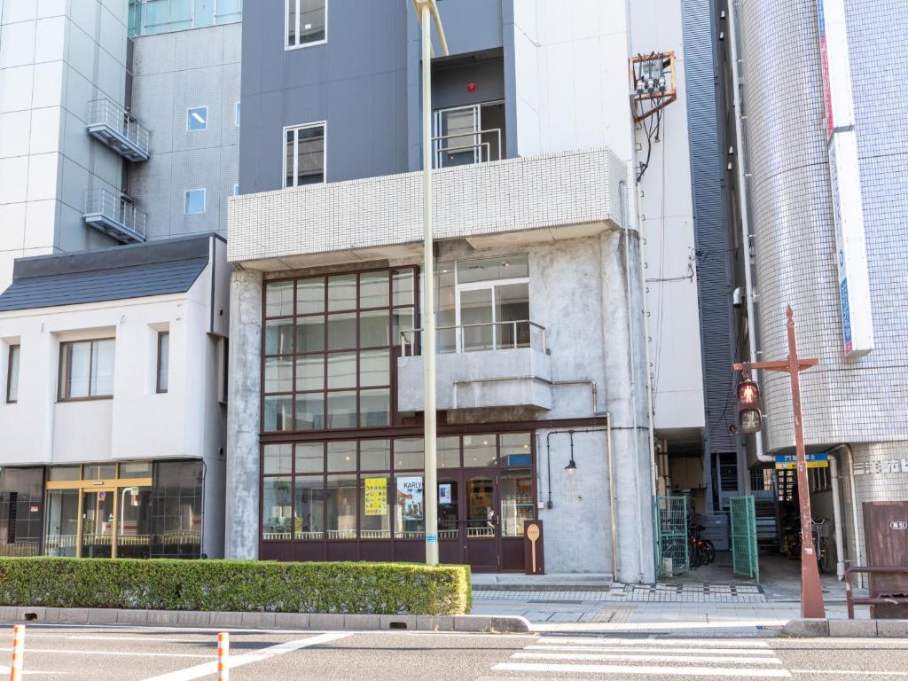 un antiguo edificio en la esquina de una calle de la ciudad en 煎 SEN, en Matsue