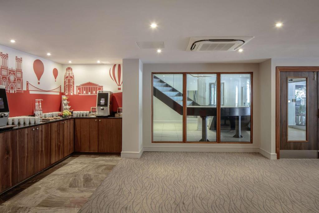 Kuchyň nebo kuchyňský kout v ubytování DoubleTree by Hilton Bristol City Centre