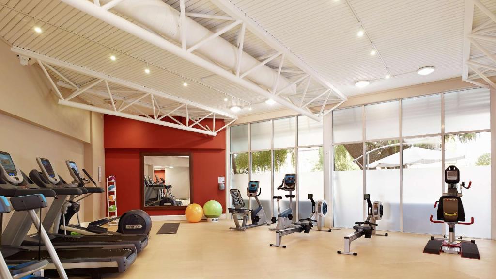 Fitness centrum a/nebo fitness zařízení v ubytování DoubleTree by Hilton Bristol City Centre