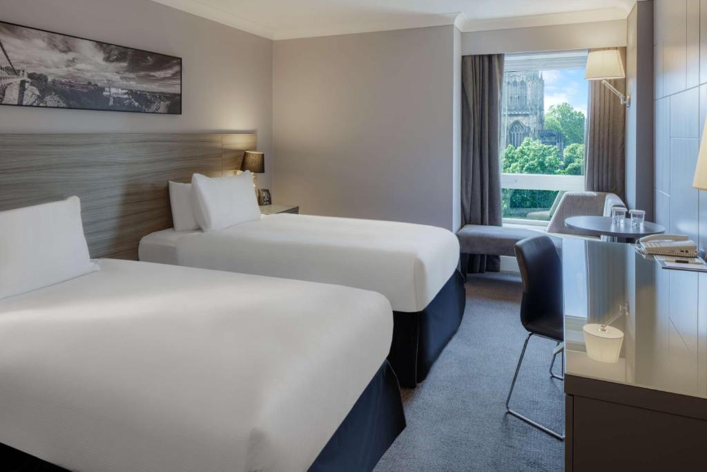 Postel nebo postele na pokoji v ubytování DoubleTree by Hilton Bristol City Centre