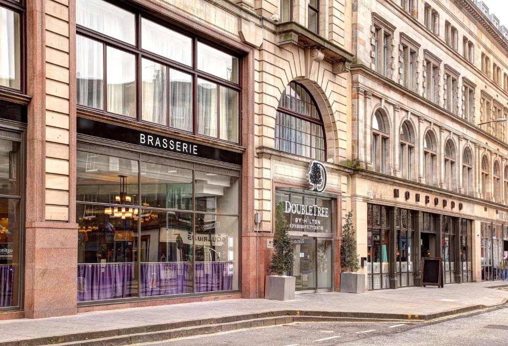 un edificio con muchas ventanas en una calle de la ciudad en Doubletree by Hilton Edinburgh City Centre, en Edimburgo