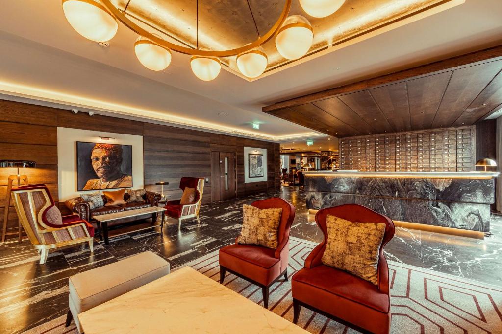 Een zitgedeelte bij The Fellows House Cambridge, Curio Collection By Hilton
