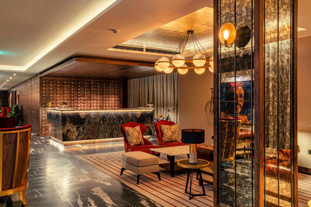 Een zitgedeelte bij The Fellows House Cambridge, Curio Collection By Hilton