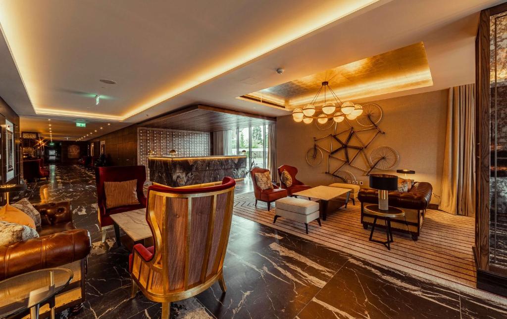 Een zitgedeelte bij The Fellows House Cambridge, Curio Collection By Hilton