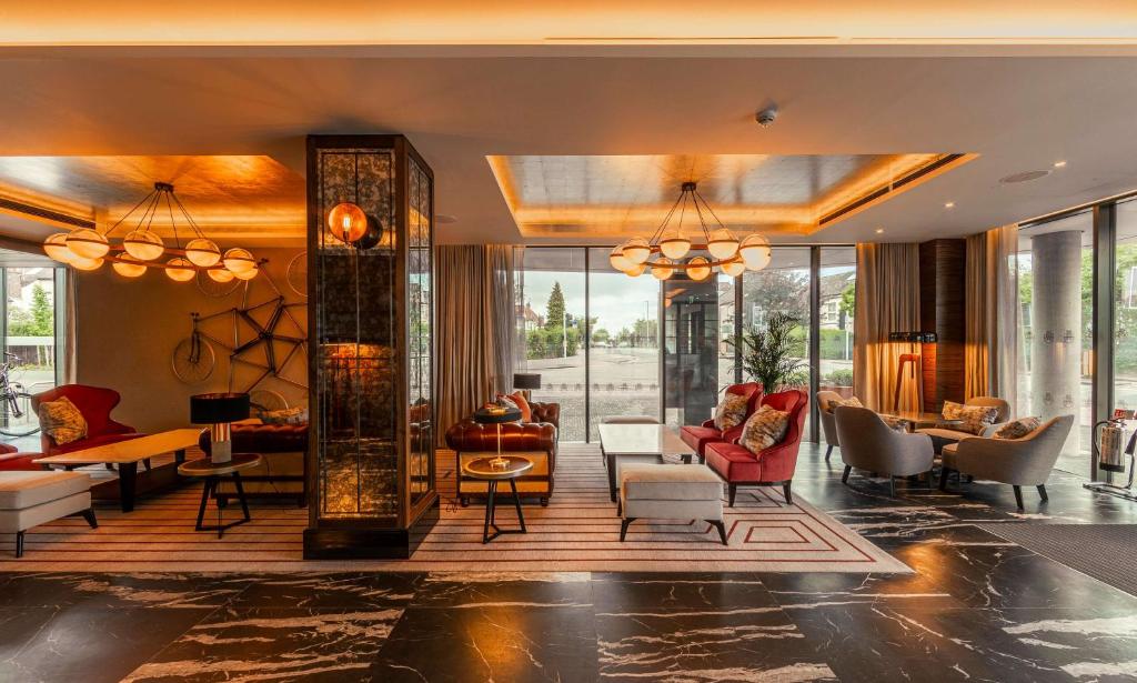 Een zitgedeelte bij The Fellows House Cambridge, Curio Collection By Hilton