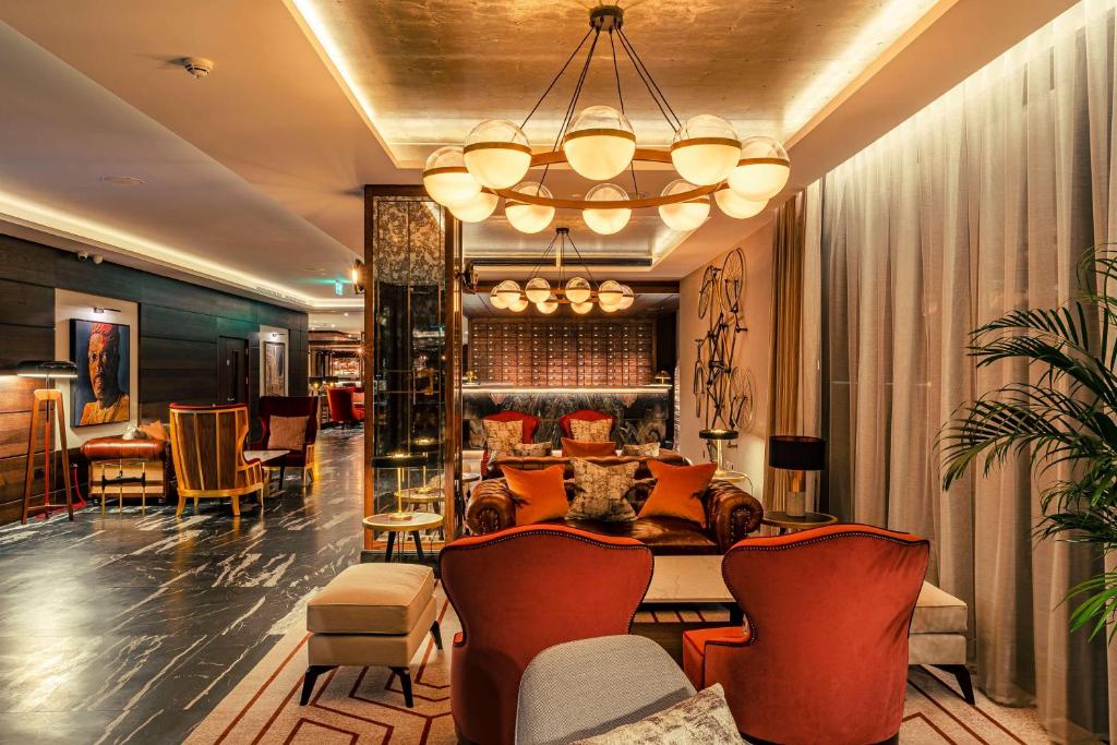 Een zitgedeelte bij The Fellows House Cambridge, Curio Collection By Hilton