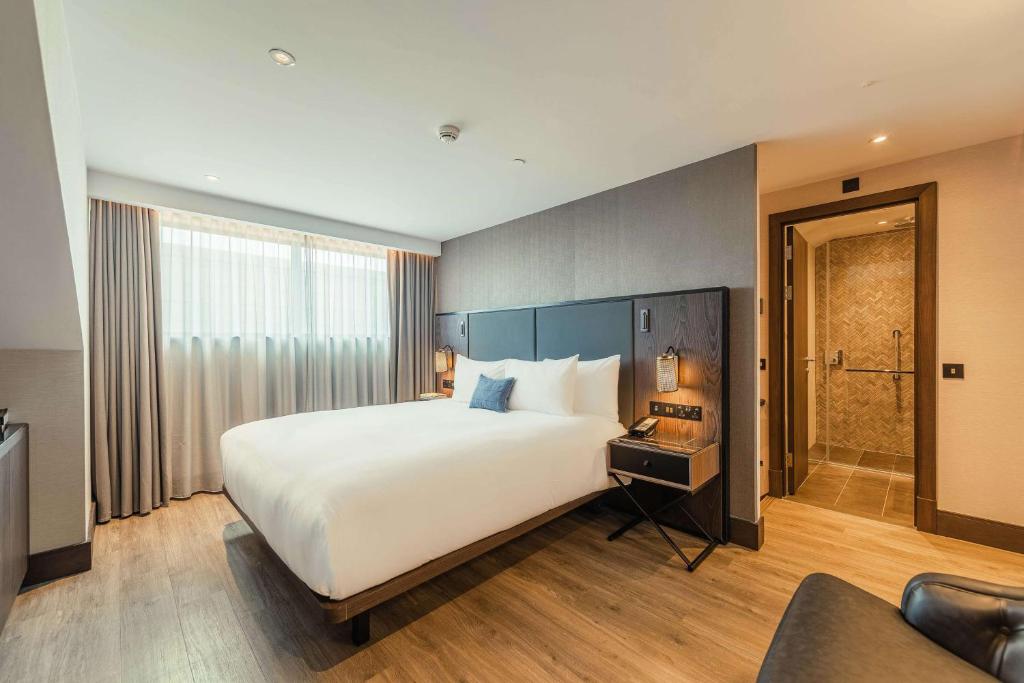 Een bed of bedden in een kamer bij The Fellows House Cambridge, Curio Collection By Hilton